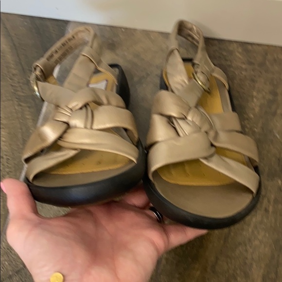 Clark’s unstructured leather braided sandals. 10W. - Picture 4 of 8